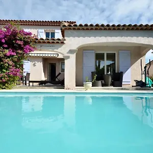 L'hacienda, Haut De , Une Chambre Avec Salle De Bain Et Toilettes Wc Privative Fréjus
